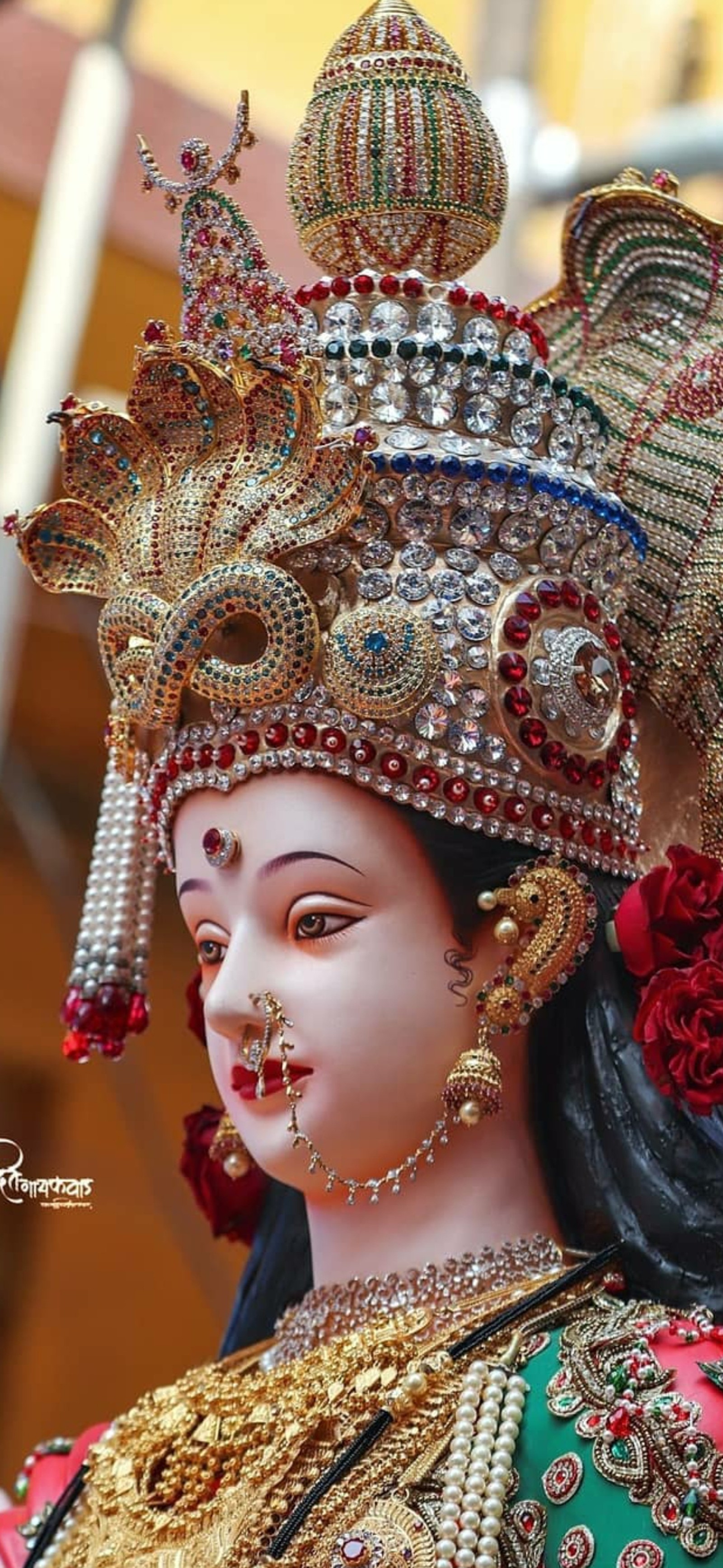 Un gros plan d'une statue d'une femme portant un couvre-chef (ambaji, ambe maa, durga maa, dieu, jay ambe)