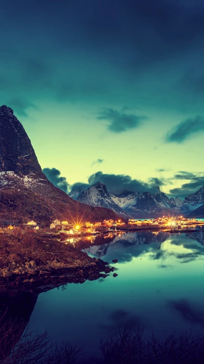 Réflexions bleues tranquilles d'une ville de montagne au crépuscule