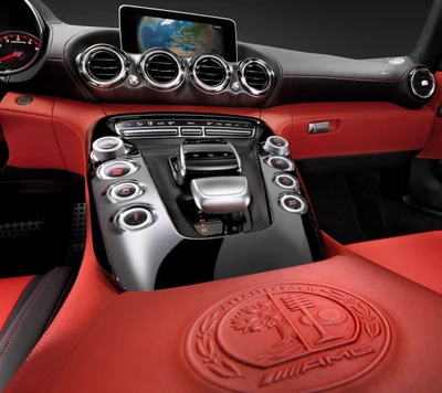 Interior de lujo de Mercedes-AMG con fibra de carbono y acentos de cuero rojo