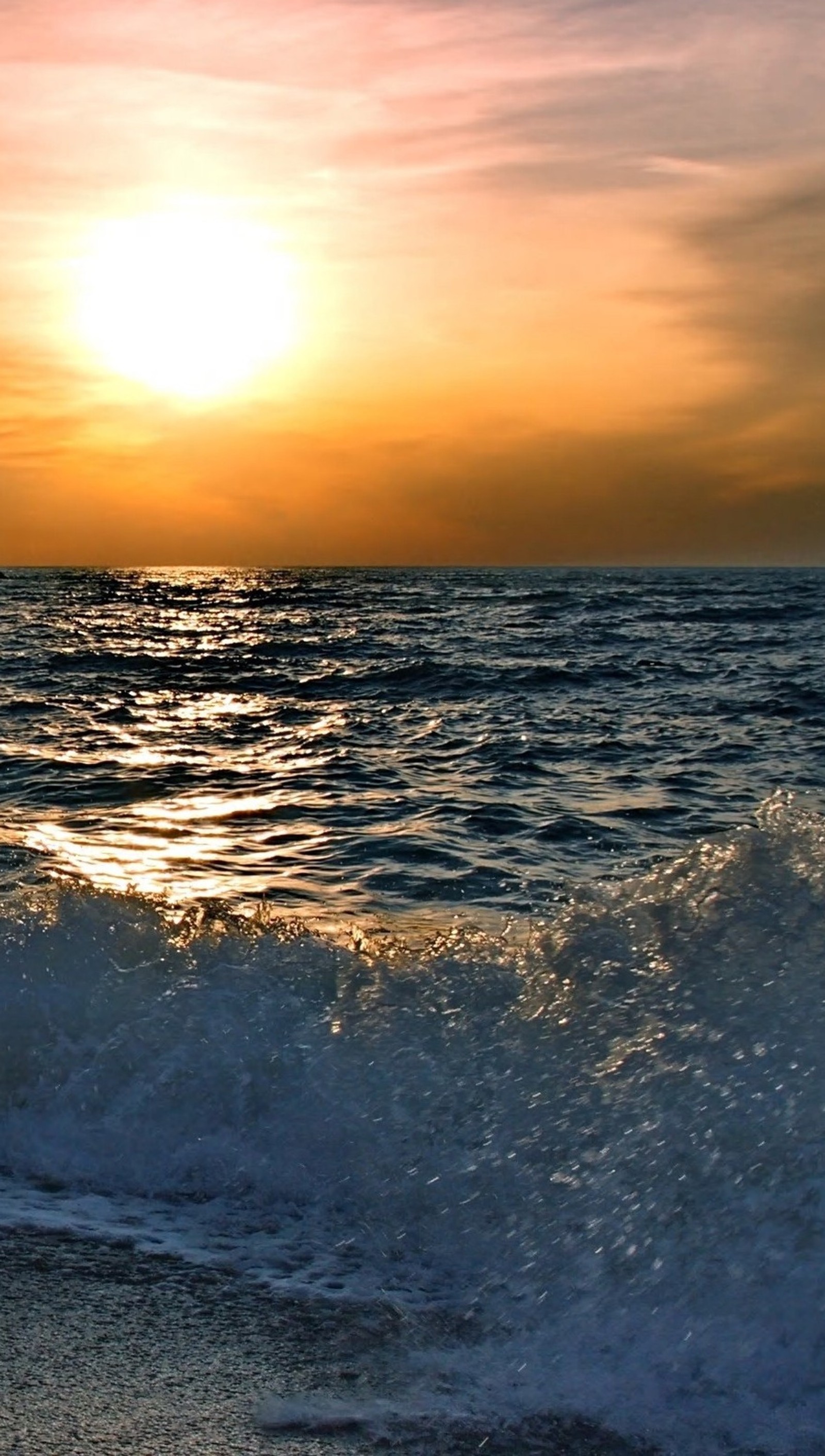 Coucher de soleil sur l'océan avec un surfeur sur la plage (mer, soleil, eau, vague)