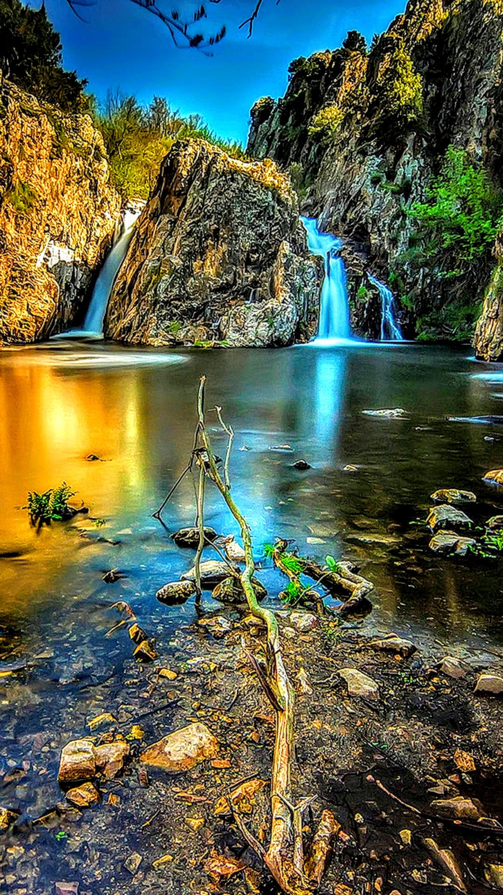 Hay una cascada que fluye por el lado de una montaña (su, deniz, cascadas, paraíso, cascada)