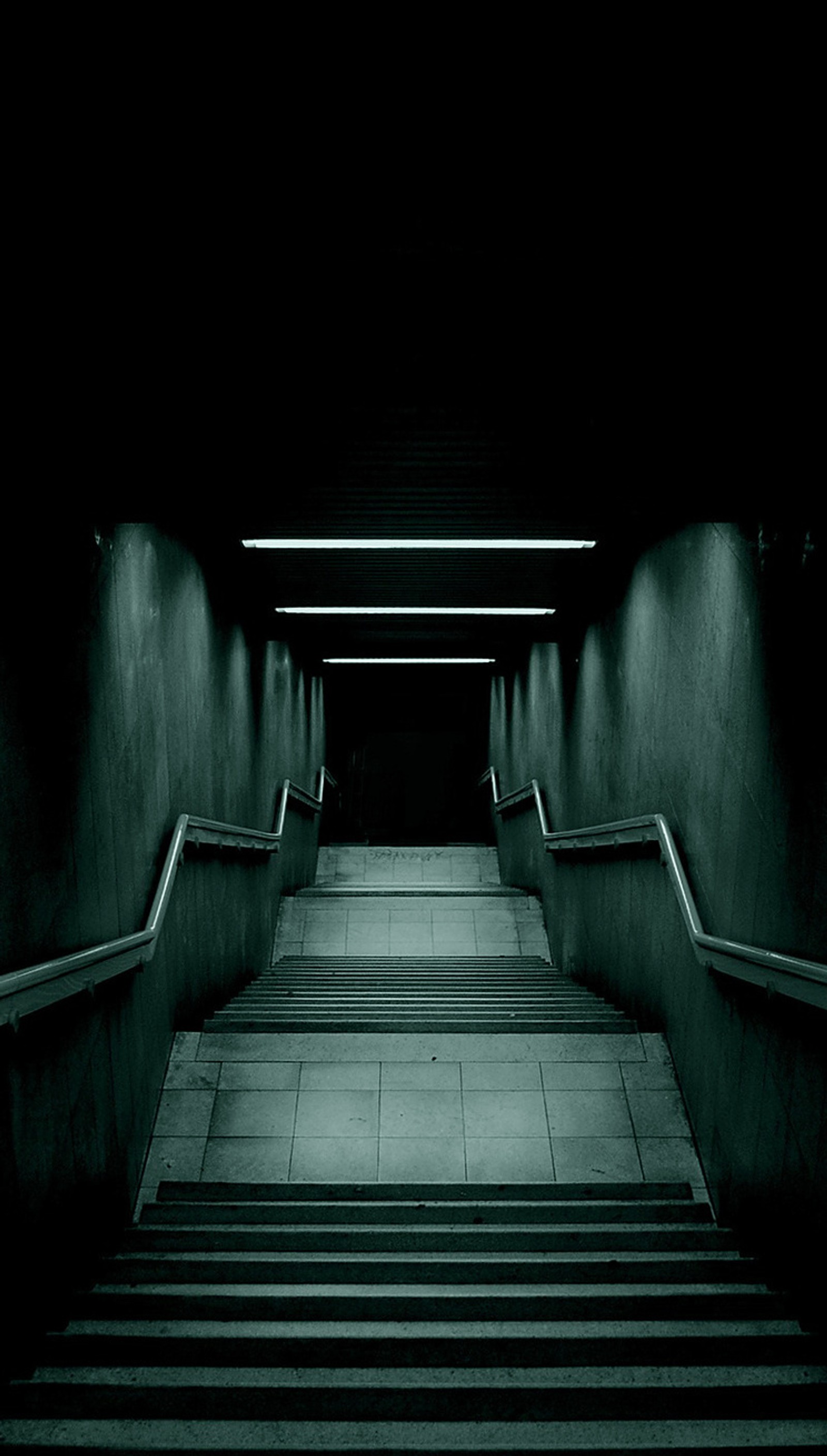 Vista pixelada de un pasillo oscuro con escaleras y luz (oscuro, foto, pueblo)