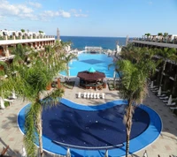 Deslumbrantes piscinas com vista para o Mediterrâneo no Hotel Cratos, Chipre do Norte