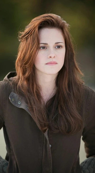 Kristen Stewart como Bella Swan en Crepúsculo, mostrando una expresión contemplativa contra un fondo natural.