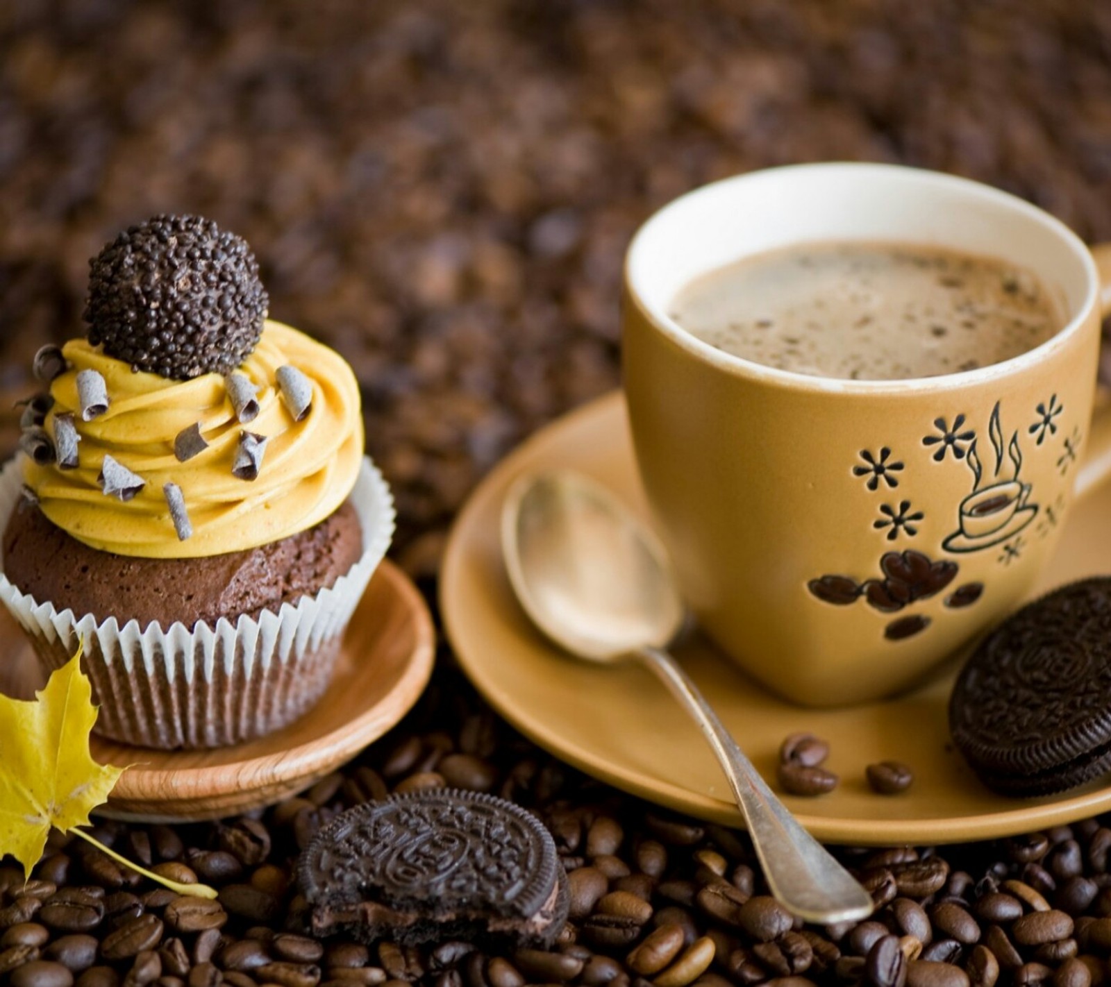 Eine tasse kaffee und ein cupcake auf einem teller (kuchen, kaffee)