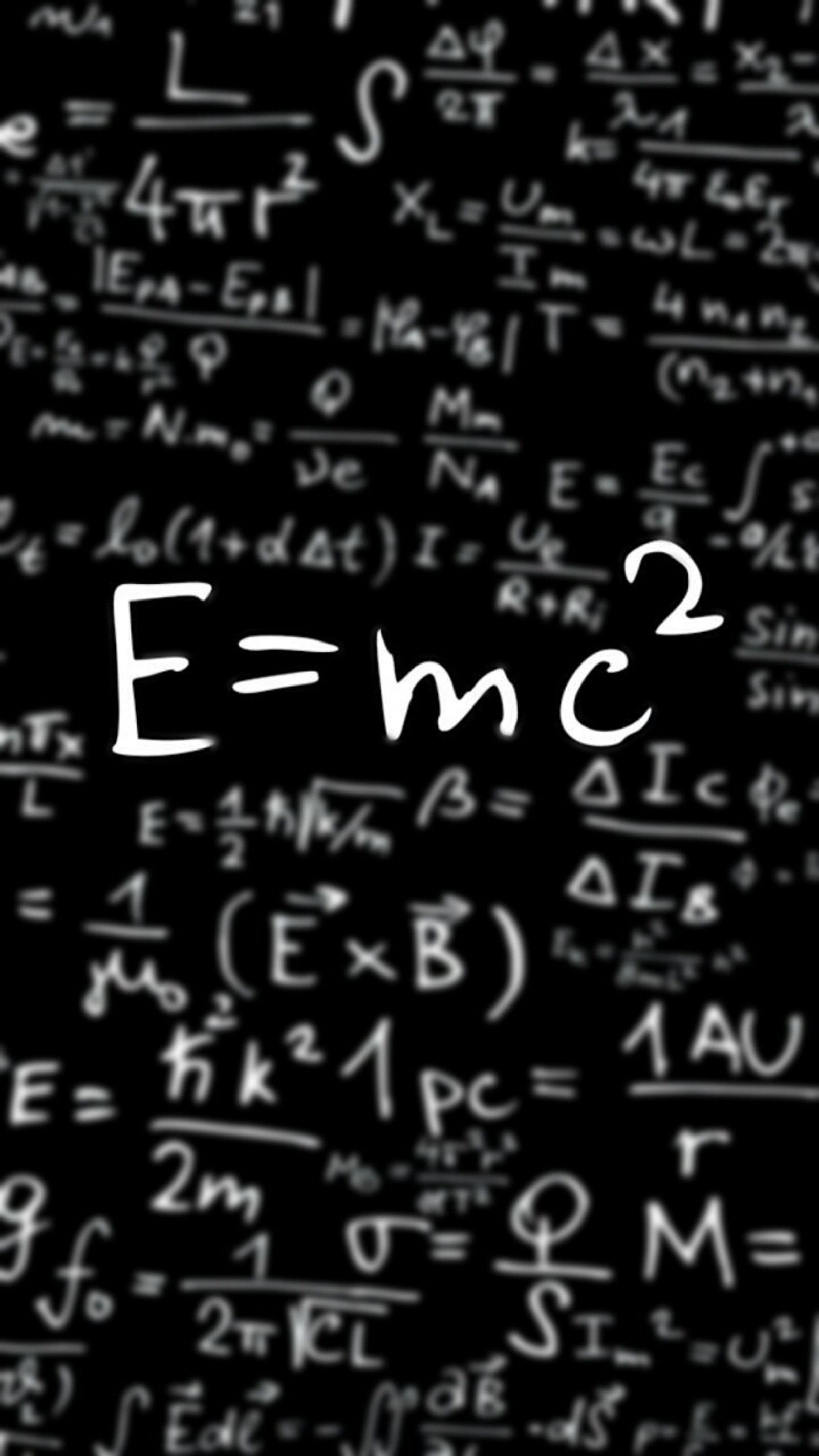 Nahaufnahme einer tafel mit vielen formeln darauf (formeln, liebe, relativity)