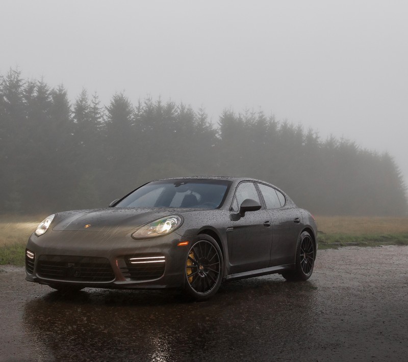 Porsche garé dans un parking sous la pluie (auto, voiture, gts, panamera, porsche)