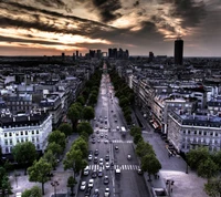 Impresionante horizonte urbano al anochecer con bulevar arbolado