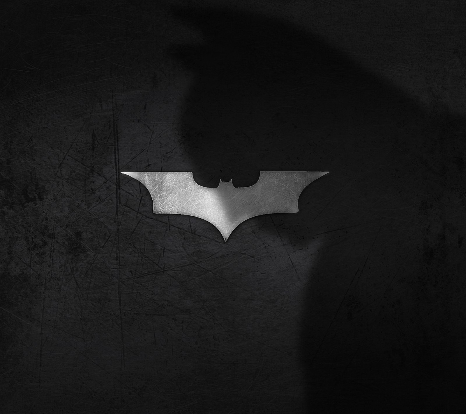 Batman-logo auf dunklem hintergrund mit dem schatten einer person (atjta, haj)