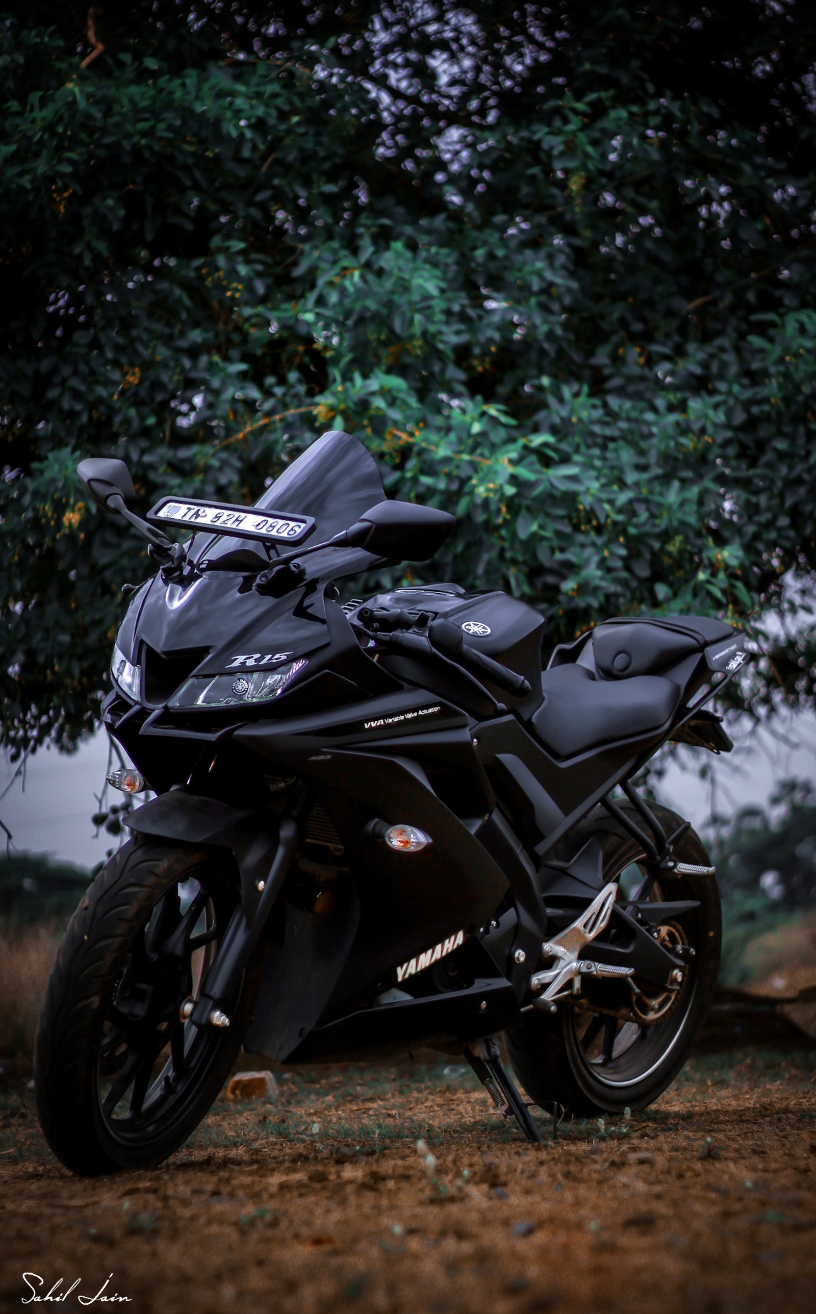 Arafed motorcycle parked in front of a tree in a field (bike, bike r15, hornet, king, motor)