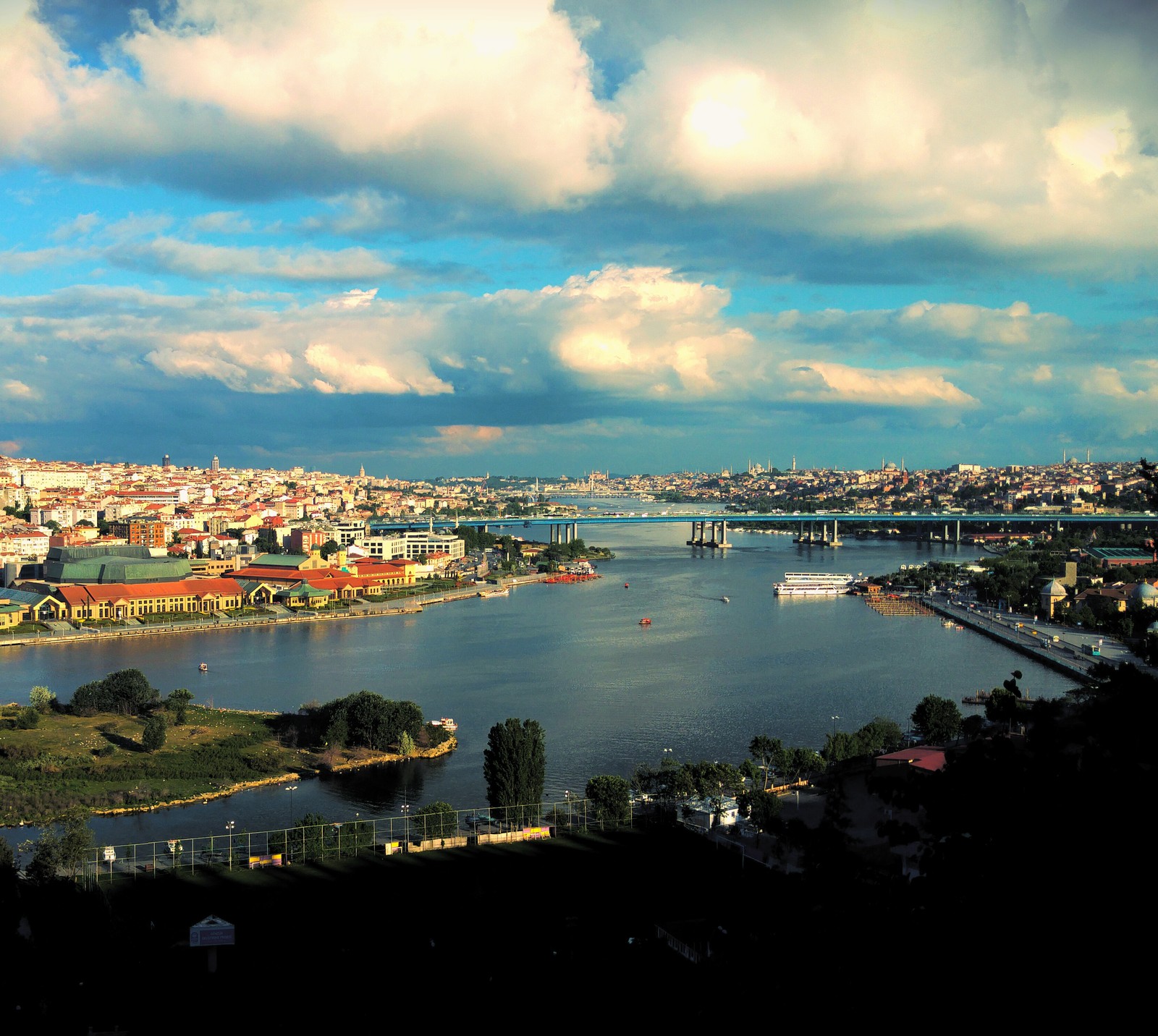 Vista panorâmica de uma cidade com um rio e uma ponte (bósforo, dourado, halic, corno, istambul)