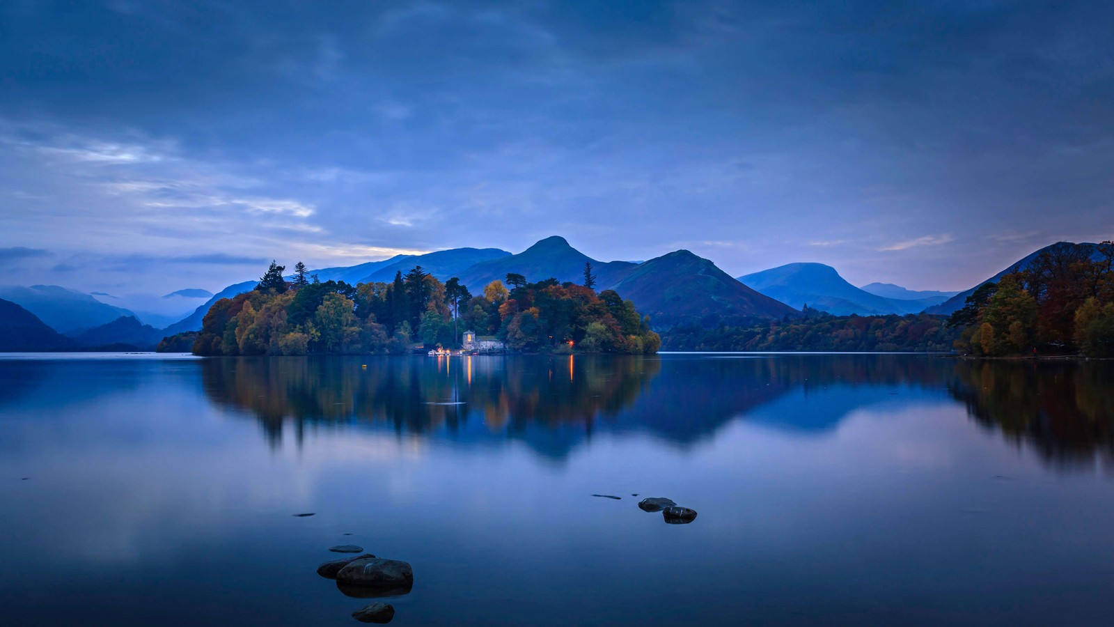 Вид на озеро с маленьким островом посередине (derwent island, derwentwater, национальный парк озерный край, камбрия, англия)