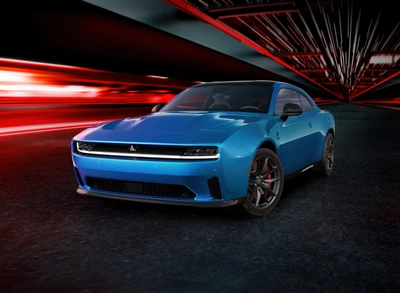 2024 Dodge Charger Daytona Scat Pack in Bold Blue Gegen Einen Dynamischen Dunklen Hintergrund