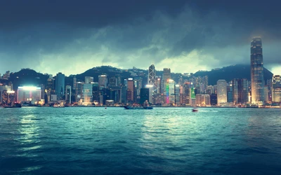 Impresionante horizonte de Hong Kong reflejado en aguas tranquilas bajo un cielo melancólico