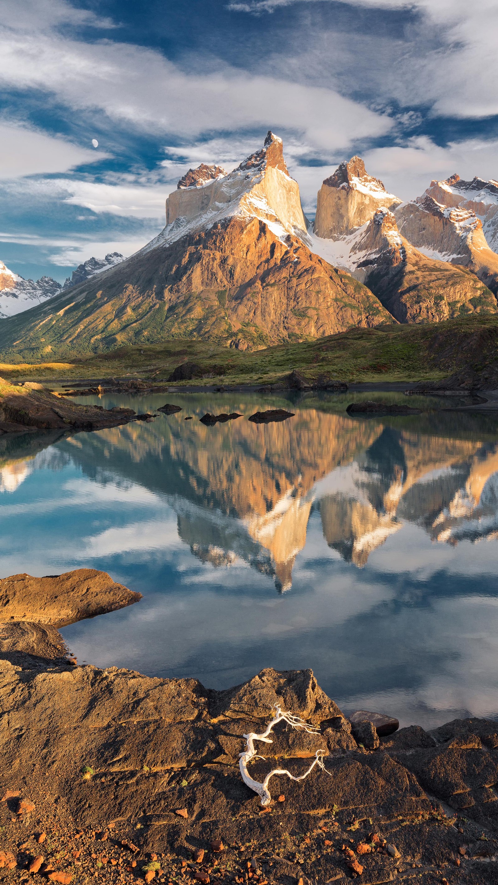 Montanhas refletidas em um lago com uma pedra em forma de coração em primeiro plano. (reflexo, nuvem, água, montanha, paisagem natural)