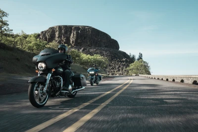 Motocicletas Harley-Davidson navegando por un camino escénico