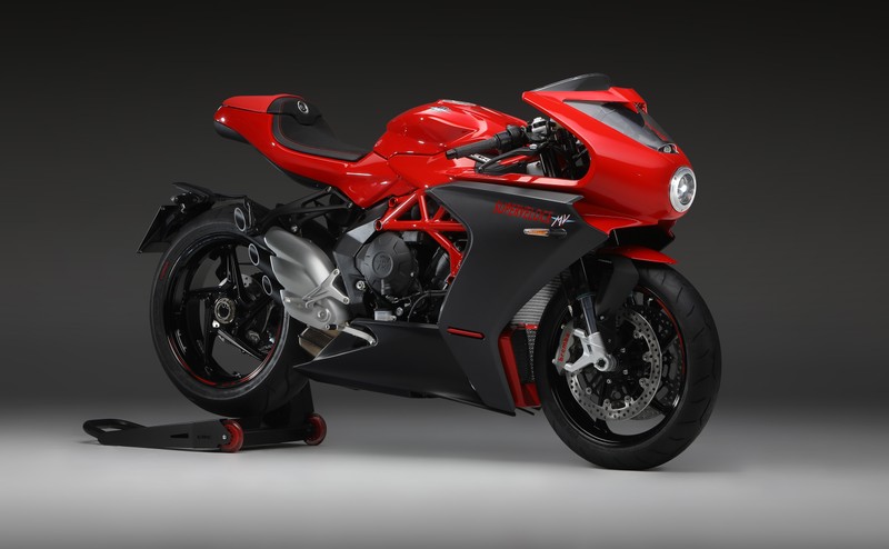 Крупный план красного мотоцикла, припаркованного на серой поверхности (mv agusta superveloce 800, 2020, 5k, велосипеды, обои 4k)