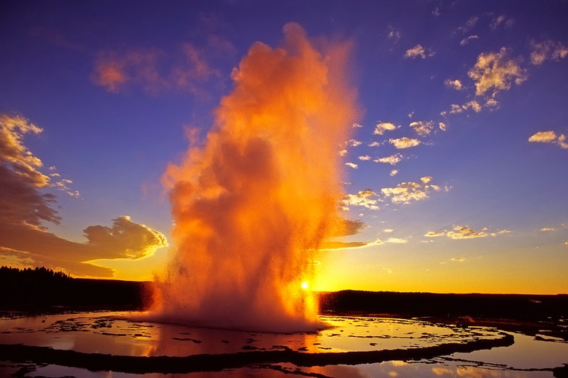 Жираф извергает воду в воздух на закате (кальдера йеллоустоун, yellowstone caldera, гейзер, жара, парк)