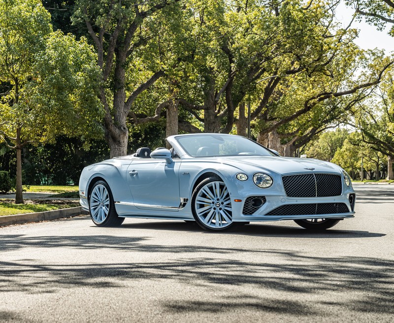 Серебристый кабриолет bentley припаркован на обочине дороги (муллинер, mulliner, бентли континенталь gt спид конвертируемый, bentley continental gt speed convertible, 2022)