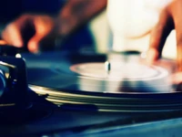 Dominando a mistura: O habilidoso turntablism de um DJ