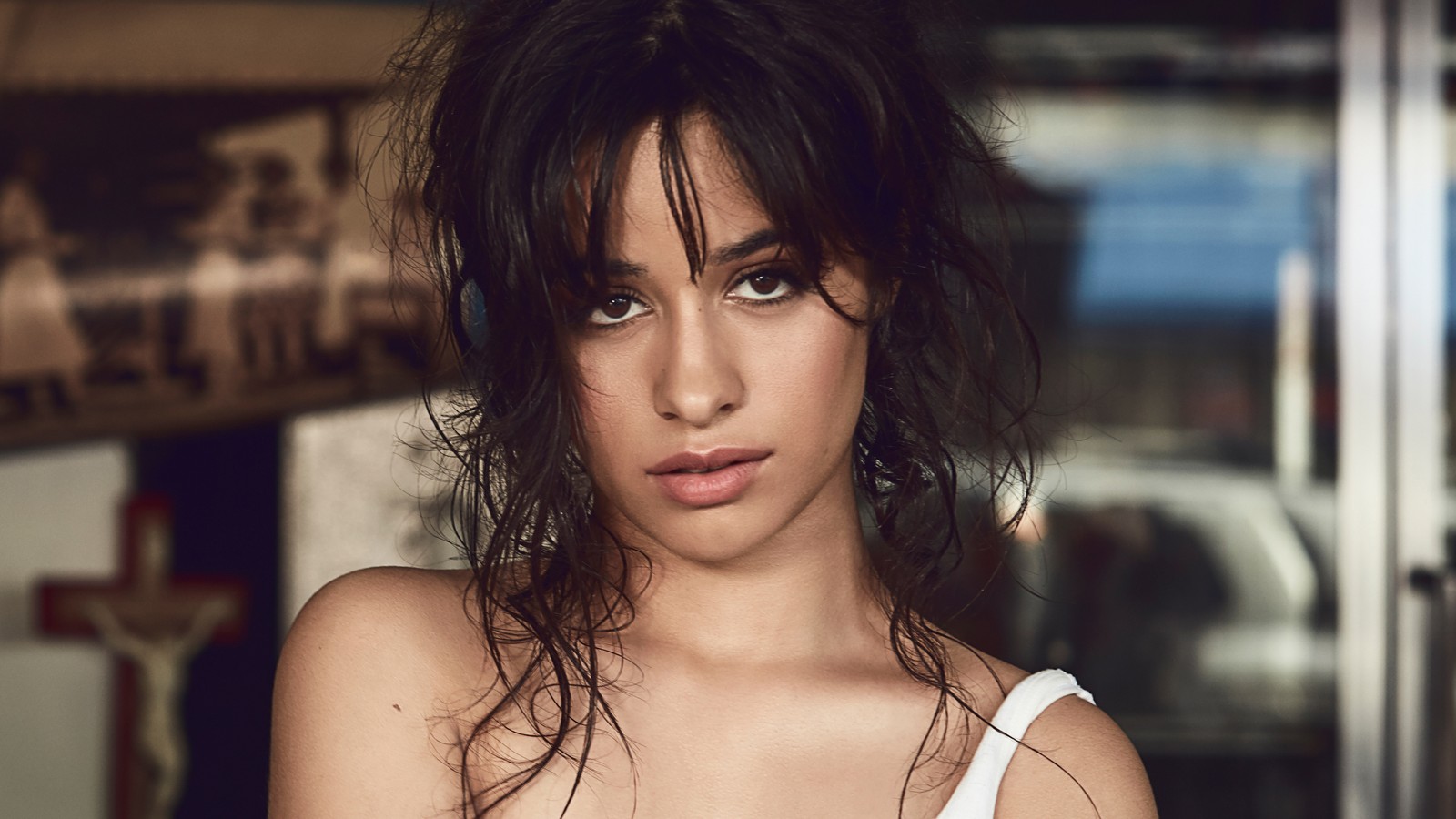 Арафированная женщина с длинными черными волосами и белой майкой (camila cabello, знаменитость, певец, брюнетка, девочки)