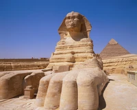 Die Große Sphinx von Gizeh: Ikonisches antikes Denkmal mit Blick auf die Pyramiden.