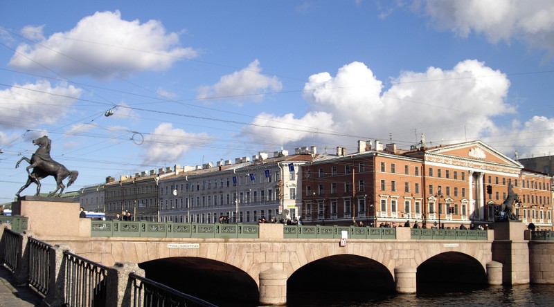 Статуя человека, едущего на лошади, на мосту (достопримечательность, мост, водный путь, облако, вода)