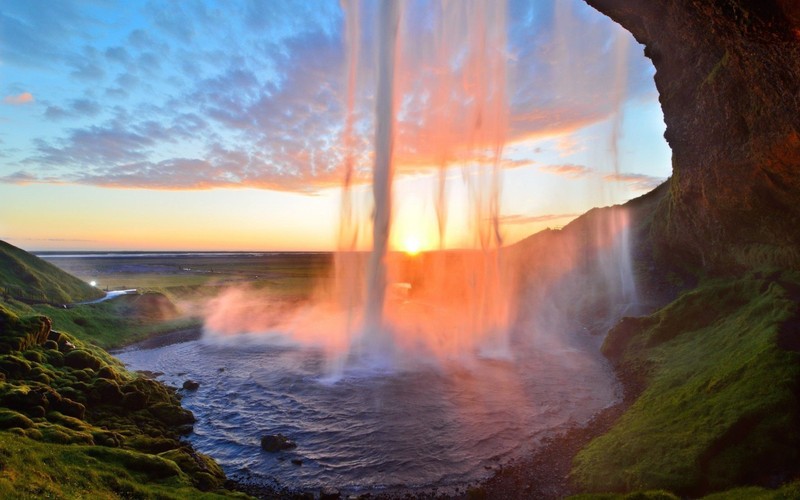 Вид на водопад с закатом на заднем плане (сельяландсфосс, seljalandsfoss, природа, вода, небо)