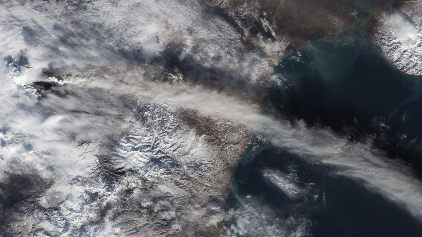 Vue d'une image satellite d'un lac et d'une montagne (terre, nuage, volcan, klyuchevskaya sopka, eau)