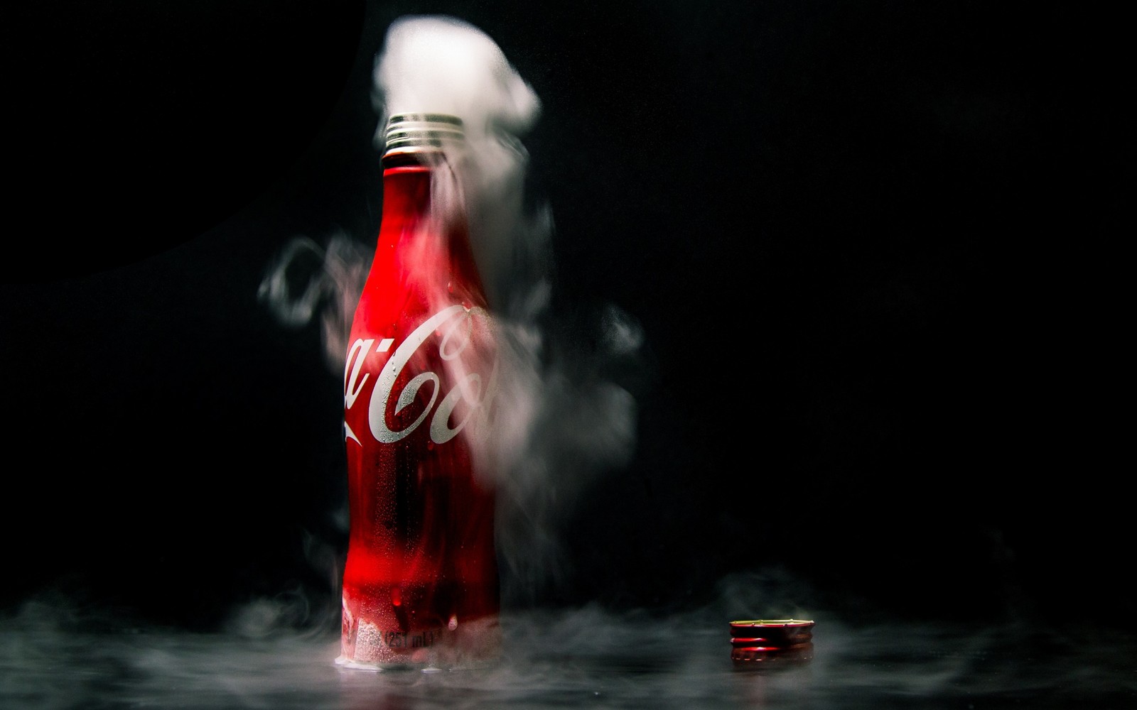 Uma garrafa de coca-cola com uma trilha de fumaça saindo dela (coca cola, cola, refrigerante, bebida, água)