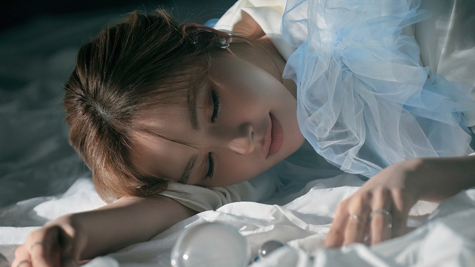 Une femme allongée dans un lit avec un drap blanc (wendy, 웬디, son seung wan, 손승완, comme leau)