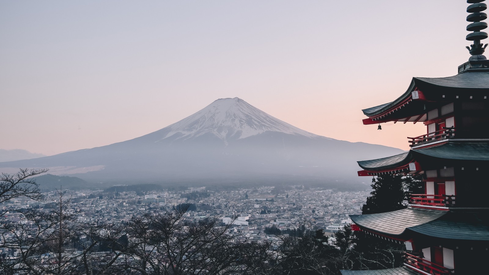 Uma alta torre de pagode com uma montanha ao fundo (monte fuji, cidade, japão, paisagem, cenário)