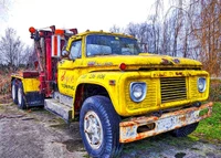 Véhicule de remorquage jaune vintage au milieu de la nature