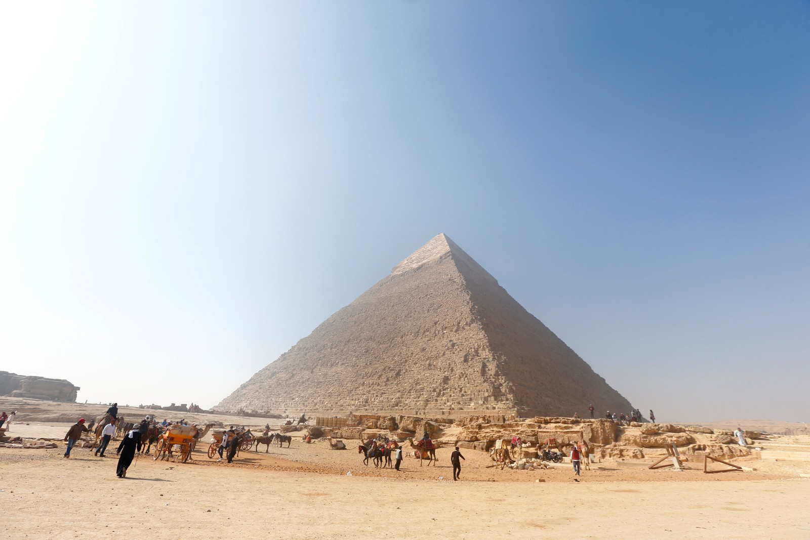 Araffes and horses are standing in front of a pyramid (pyramid, monument, historic site, landmark, ancient history)