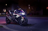 BMW S1000RR: Elegancia Nocturna de una Potente Motocicleta Deportiva