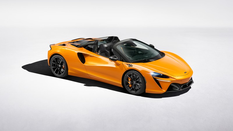 Близкий план желтого спортивного автомобиля с черной крышей (mclaren artura spider, 5k, 2024, белый фон, машины)