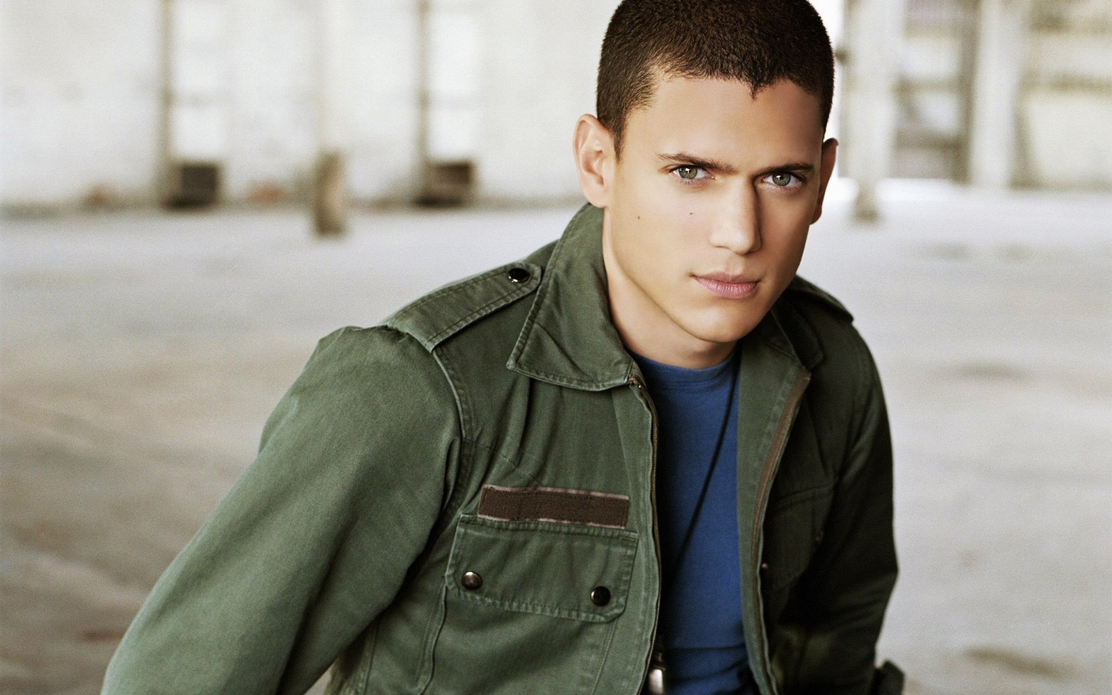 Il y a un homme en veste verte posant pour une photo (wentworth miller, veste, vêtements dextérieur, gentleman)