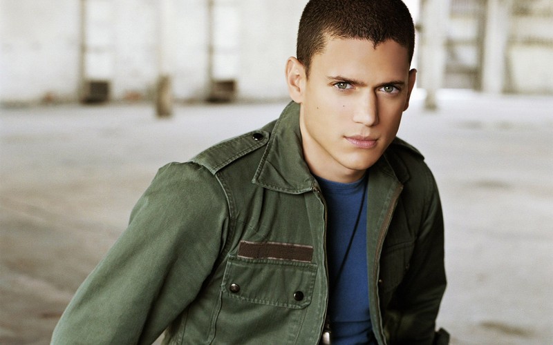 Мужчина в зеленой куртке позирует для фотографии (уэнтворт миллер, wentworth miller, куртка, верхняя одежда, джентльмен)