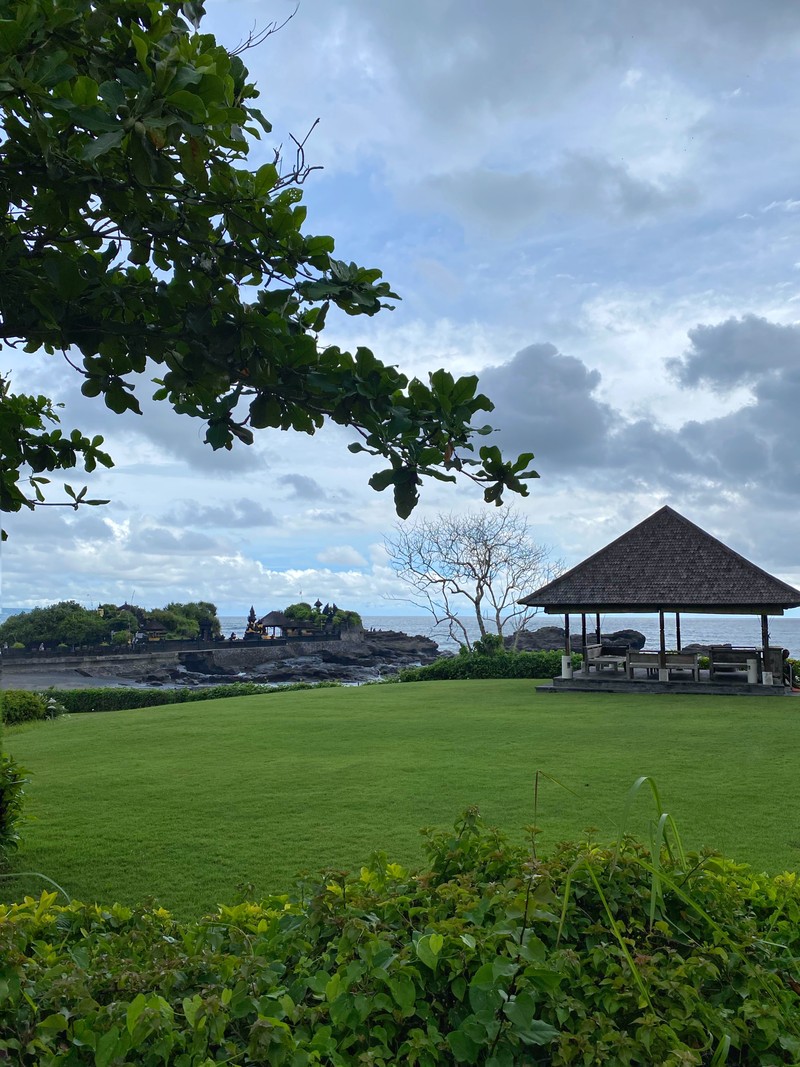 В центре травяного поля стоит беседка (бали, bali, облако, земельный участок, равнина)