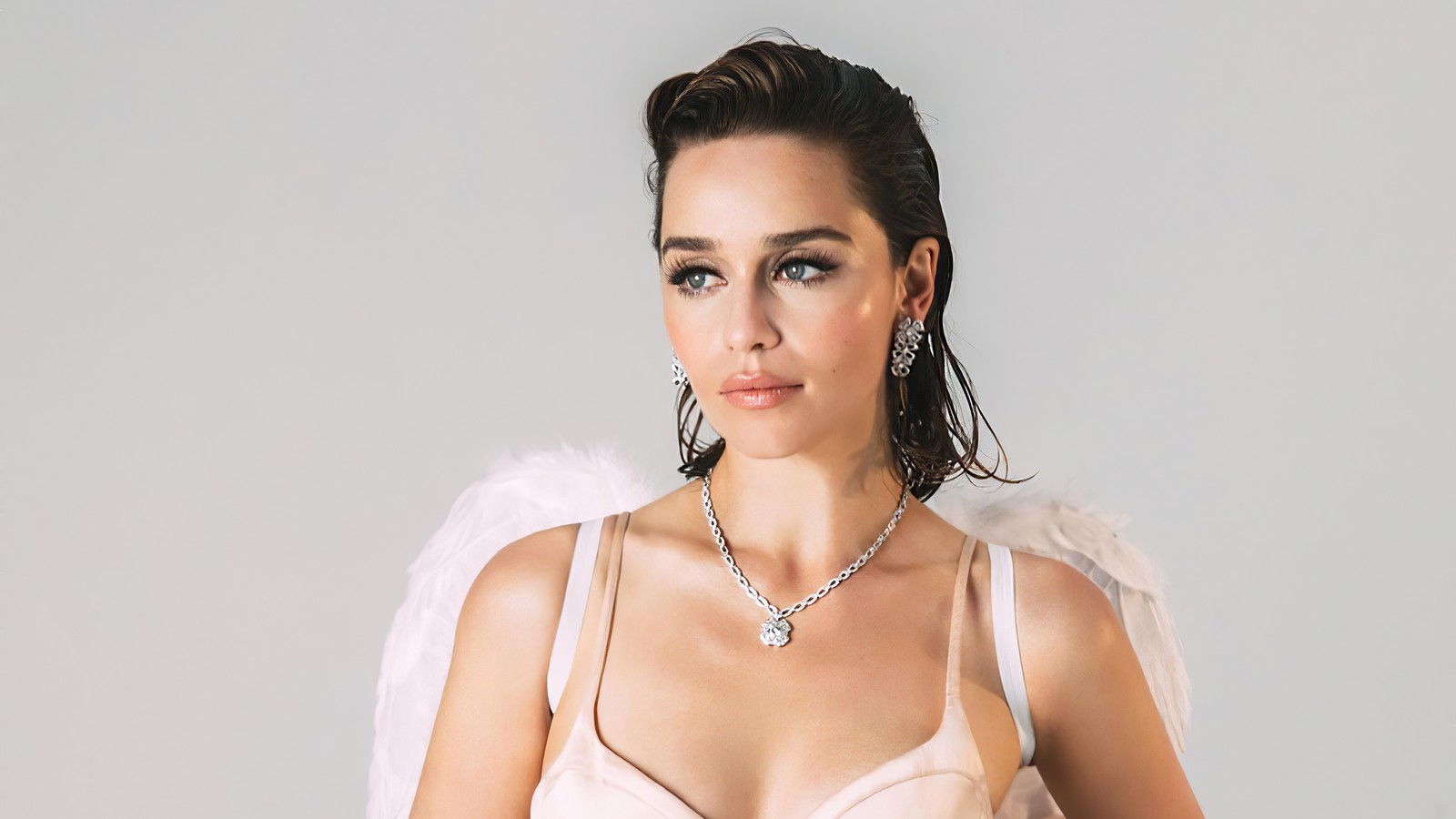 Image artistique d'une femme en soutien-gorge rose avec des ailes d'ange (emilia clarke, actrice, célébrité, femmes, filles)