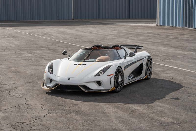 Крупный план белого спортивного автомобиля, припаркованного на парковке (koenigsegg regera, гибридный, спортивные автомобили, машины, обои 4k)