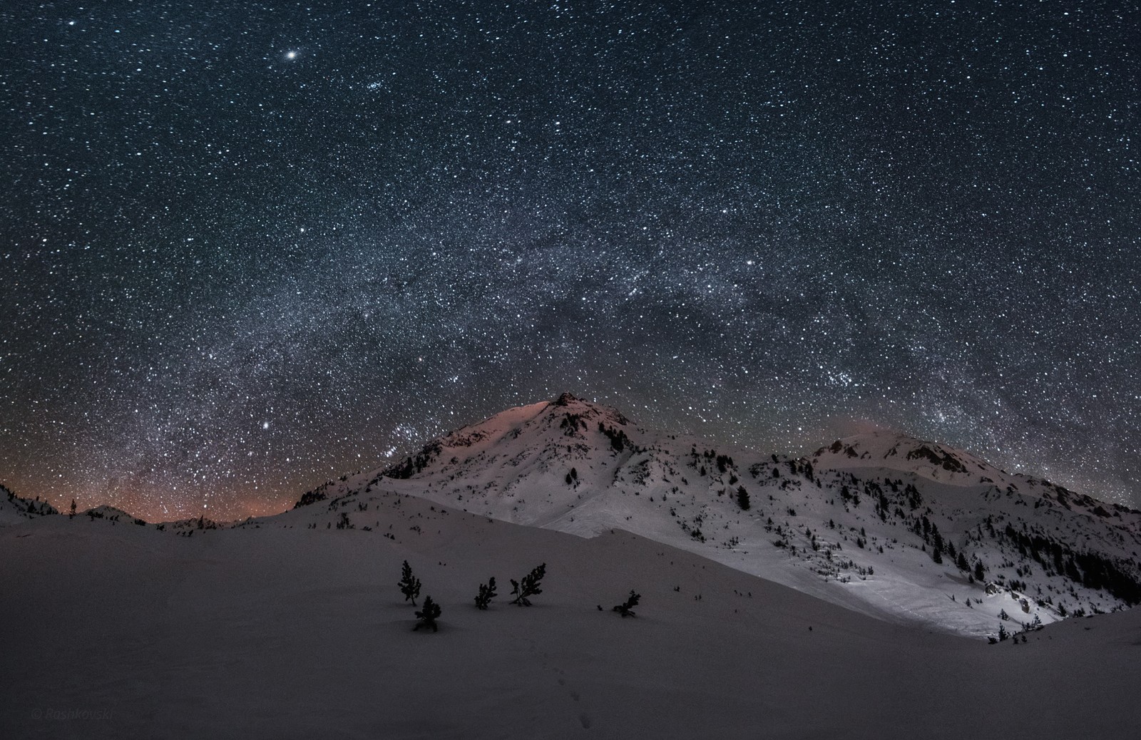 Uma vista de uma montanha nevando com um céu cheio de estrelas (estrela, céu noturno, noite, objeto astronômico, atmosfera)