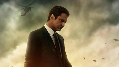 Gerard Butler dans un moment dramatique au milieu de cieux turbulents, capturé dans "Angel Has Fallen".