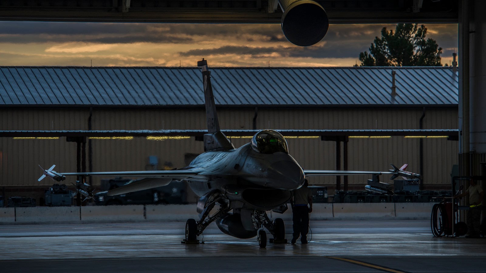 Скачать обои воздушные силы, военный самолёт, самолёт, авиация, hangar