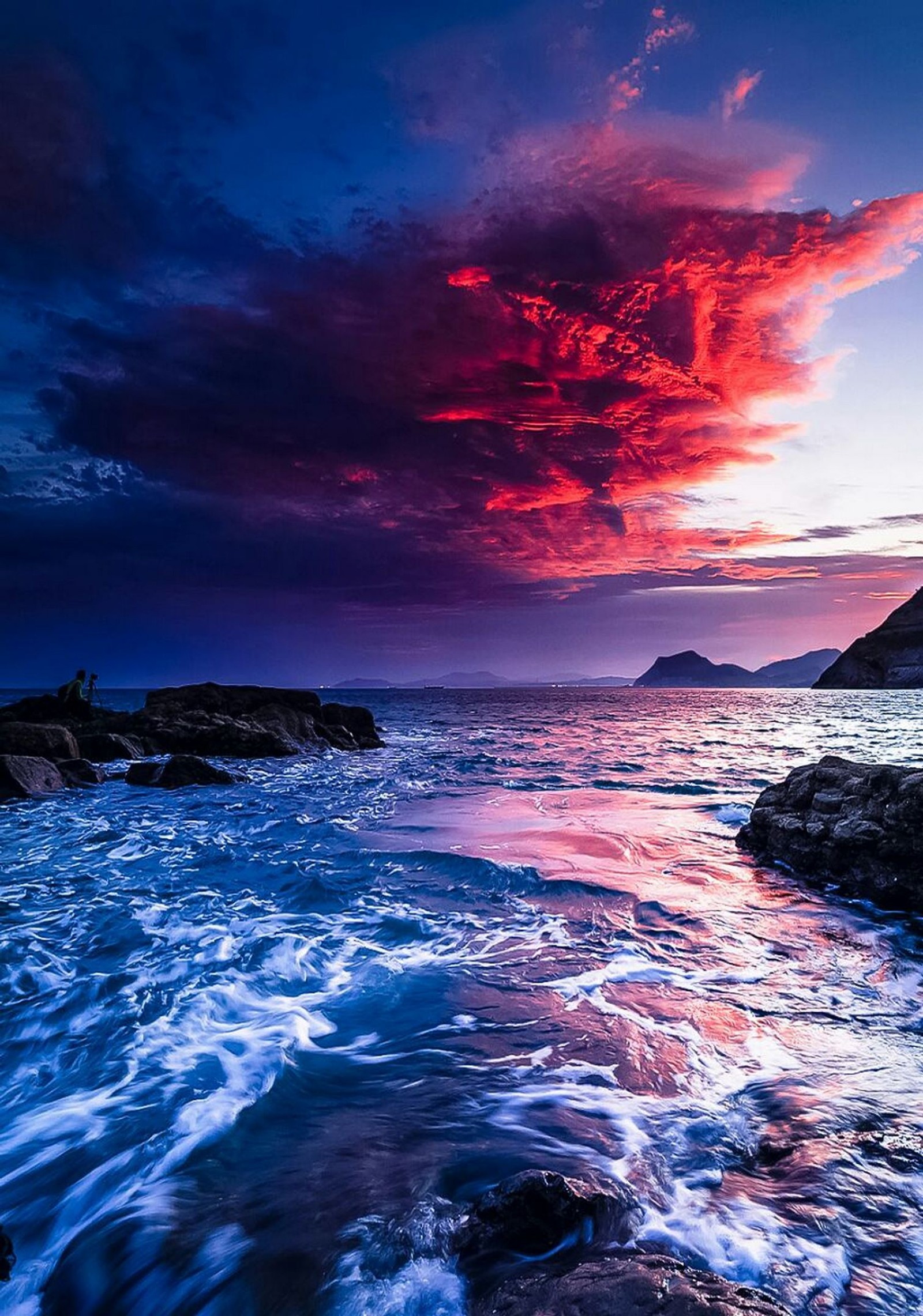 Céu árabe sobre o oceano com ondas batendo nas rochas (hd, paisagem, paisagens, mar, céu)