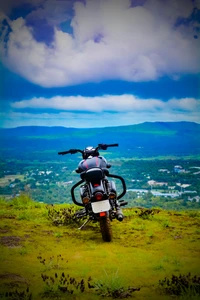 Motocicleta deportiva contra un fondo montañoso escénico