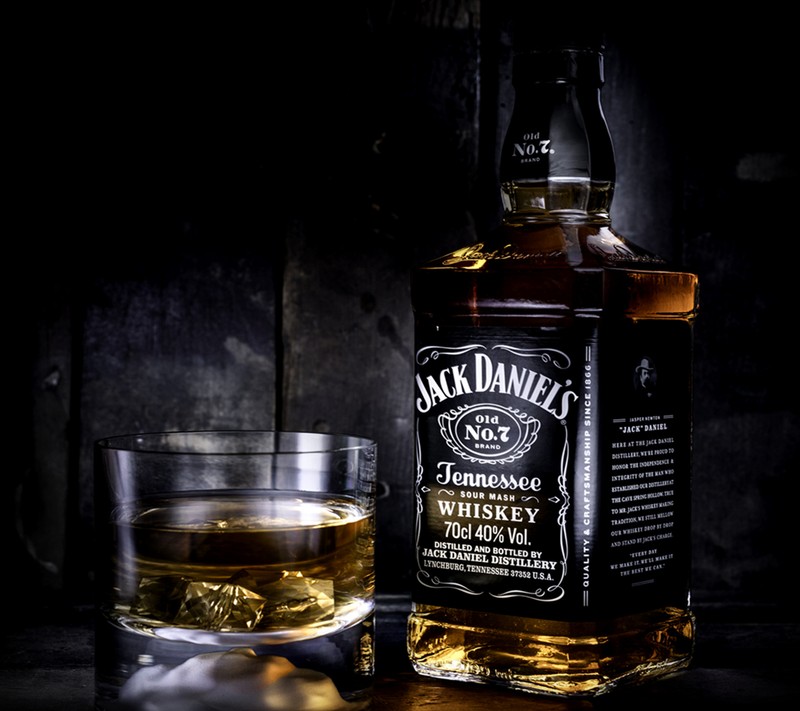 Арабская бутылка виски jack daniels рядом со стаканом виски (джек даниэльс, jack daniels, виски)