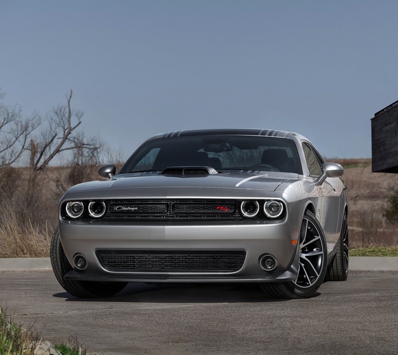 Близкий план серебристого автомобиля, припаркованного на дороге (машина, додж, dodge, лицо)