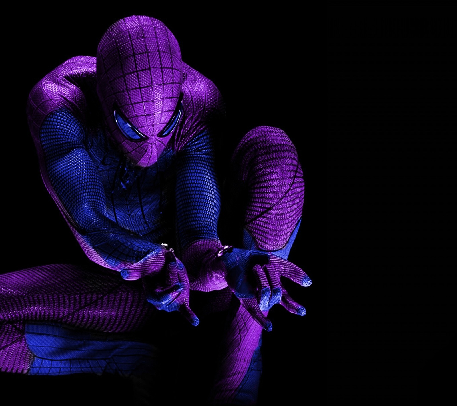 Spider-man en costume violet s'agenouille (serkan, serkooo)