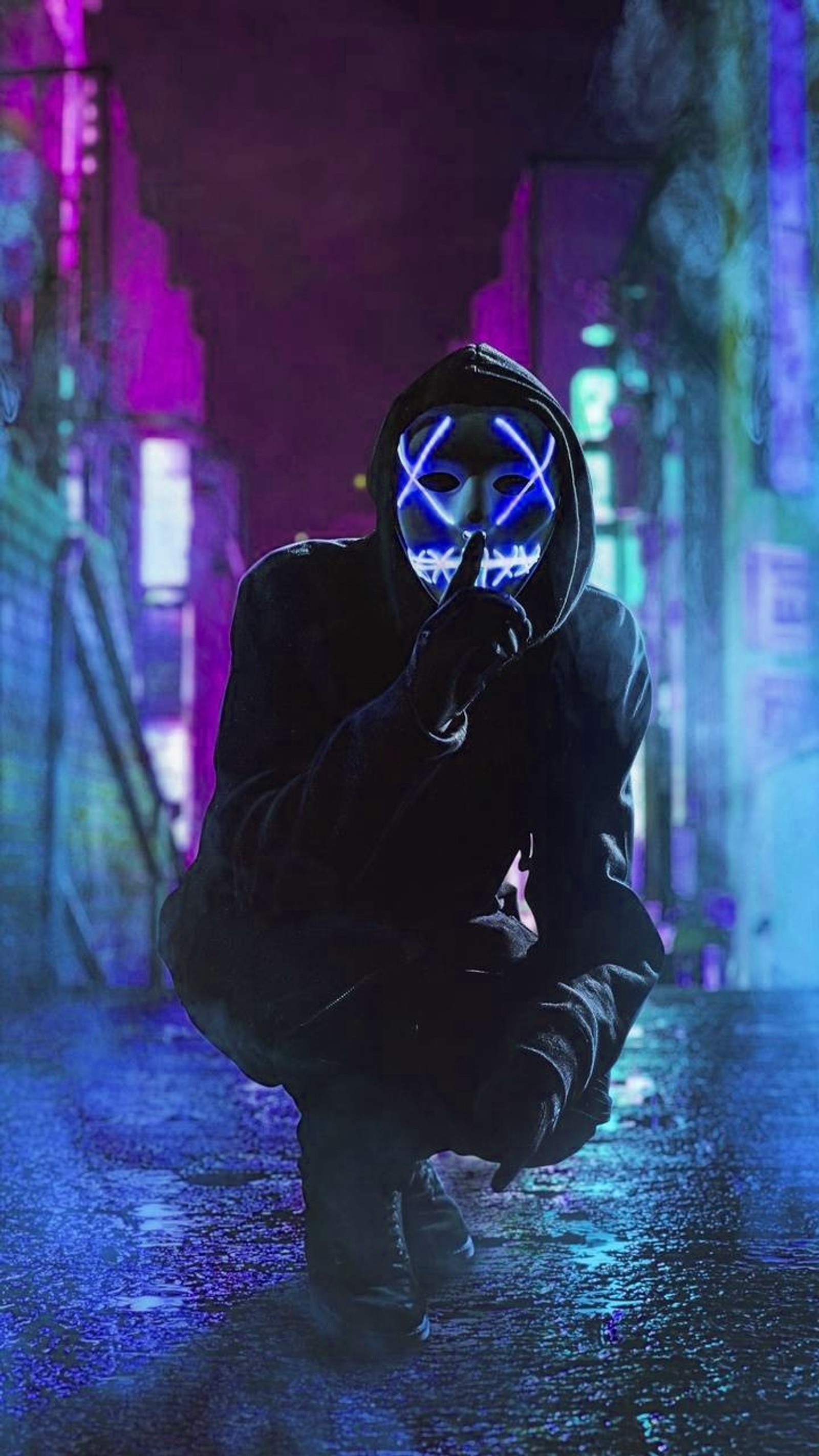 Ein arabischer mann in einem kapuzenpullover, der in einer dunklen gasse hockt (schwarz, blau, junge, led maske, legenden)